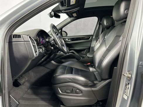 Certified 2023 Porsche Cayenne image 5