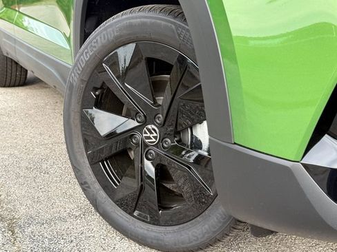 New 2026 Volkswagen Taos SE image 2
