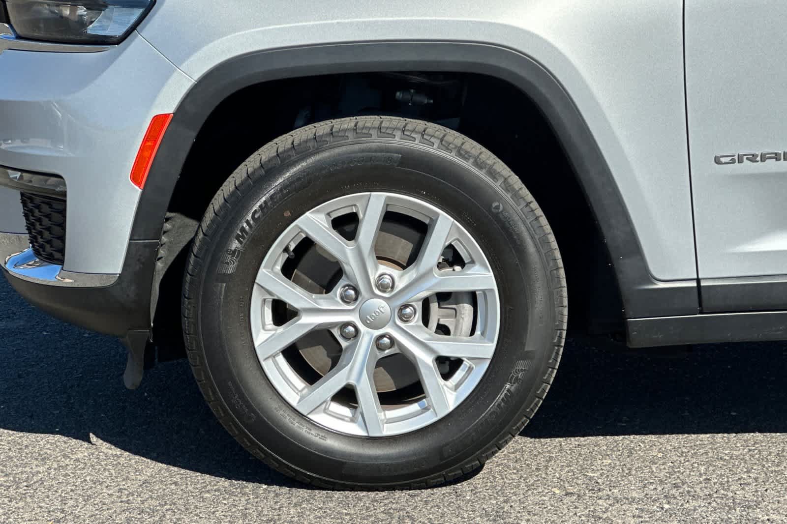 Used 2023 Jeep Grand Cherokee L Limited AWD/4WD image 33