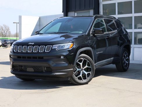 Used 2025 Jeep Compass Limited image 3