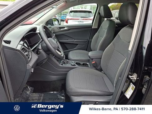 Used 2025 Volkswagen Taos SE AWD/4WD image 16