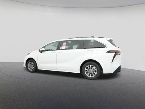 New 2026 Toyota Sienna XLE FWD image 20