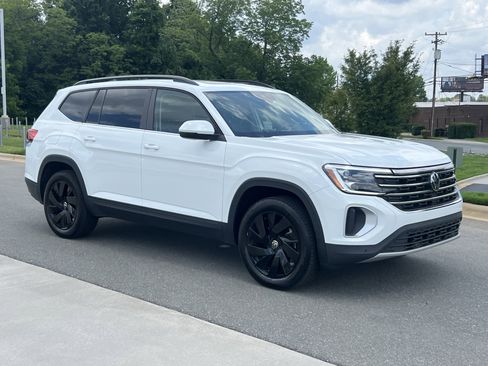 Used 2024 Volkswagen Atlas SE FWD image 1