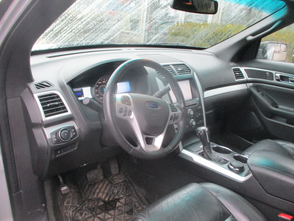 Used 2014 Ford Explorer XLT w/ Equipment Group 202A AWD/4WD image 9