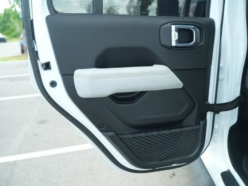 Used 2021 Jeep Gladiator Overland AWD/4WD image 17