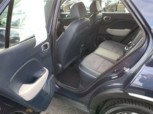 Used 2024 Hyundai Venue Limited image 17