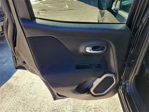 Used 2017 Jeep Renegade Latitude image 27