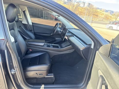 Used 2022 Tesla Model Y Long Range image 23