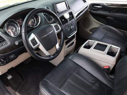 Used 2016 Chrysler Town & Country Touring FWD image 4