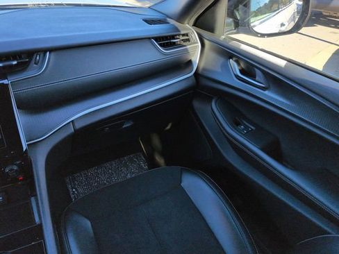 Certified 2024 Jeep Grand Cherokee L Laredo image 17