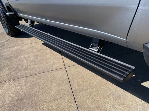 Used 2025 Chevrolet Silverado 2500 ZR2 w/ Technology Package image 9