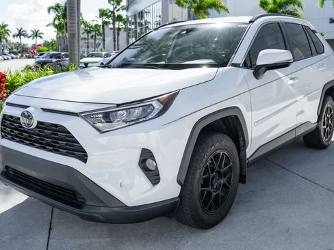 Used 2020 Toyota RAV4 XLE image 5