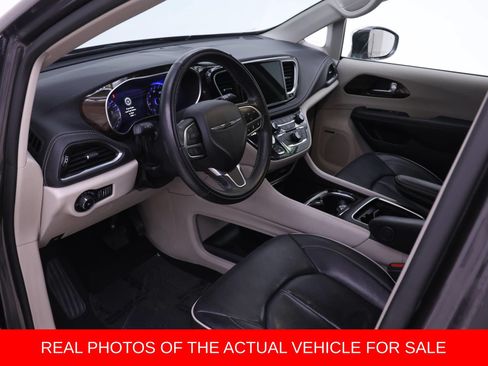 Used 2022 Chrysler Pacifica Limited w/ Uconnect Theater Family Group AWD/4WD image 3