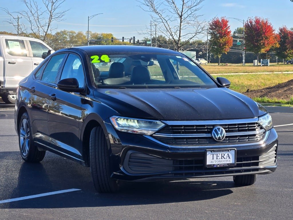 Used 2024 Volkswagen Jetta SE FWD image 3