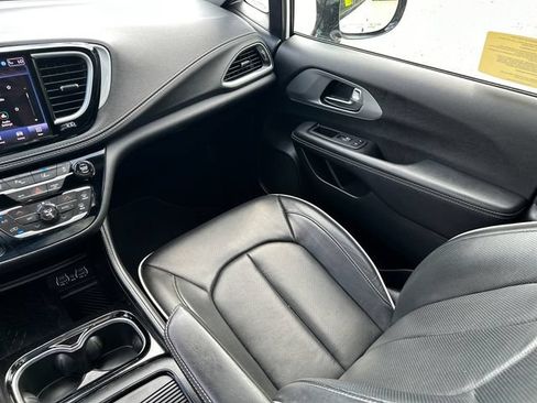 Used 2025 Chrysler Pacifica Limited FWD image 25
