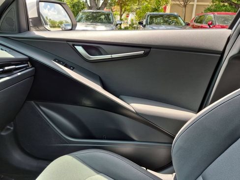 Used 2025 Kia Niro LX FWD image 32