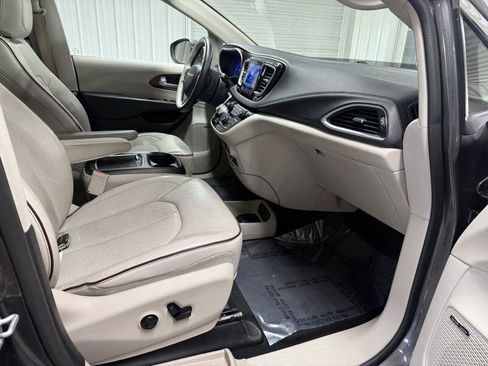 Used 2017 Chrysler Pacifica Limited FWD image 41
