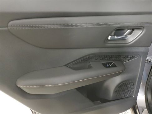 Used 2024 Nissan Ariya AWD image 10