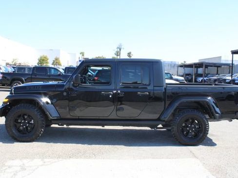 Used 2022 Jeep Gladiator Sport AWD/4WD image 7
