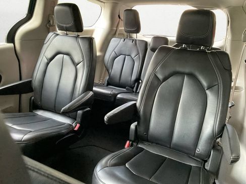 Used 2023 Chrysler Pacifica Touring-L FWD image 9