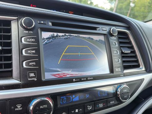 Used 2018 Toyota Highlander Limited FWD image 26