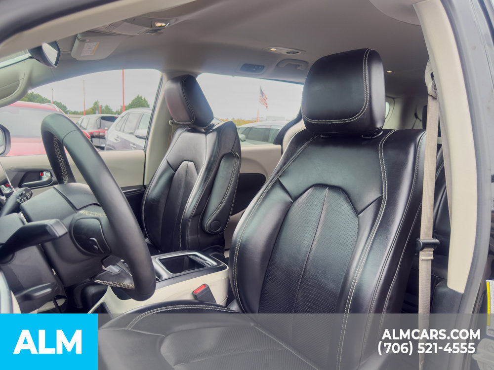 Used 2023 Chrysler Pacifica Touring-L FWD image 5