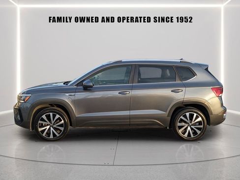 Certified 2024 Volkswagen Taos SE image 2