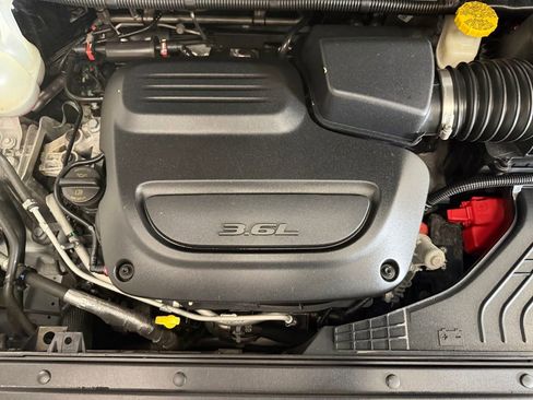 Used 2023 Chrysler Pacifica Touring-L w/ S Appearance Package FWD image 9