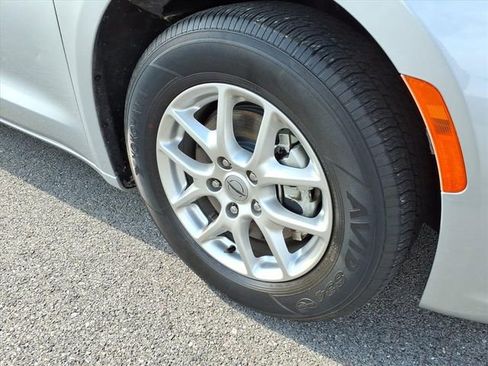 Used 2023 Chrysler Pacifica Touring-L FWD image 4