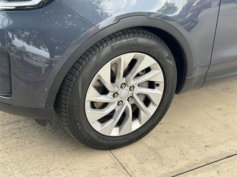 Used 2024 Land Rover Discovery S image 9