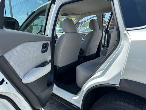 Used 2023 Nissan Rogue SV AWD/4WD image 14