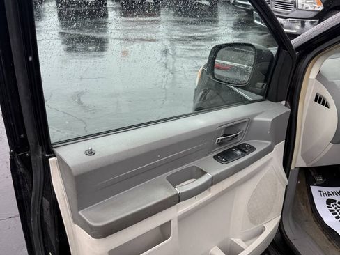 Used 2008 Chrysler Town & Country LX FWD image 15