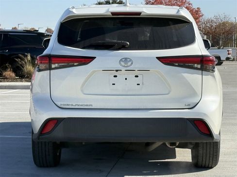 Used 2020 Toyota Highlander LE image 5