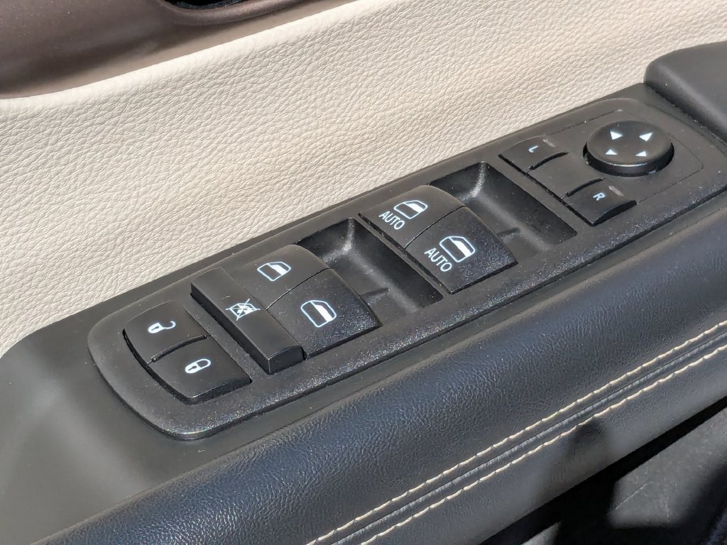 Used 2023 Chrysler Voyager LX FWD image 12