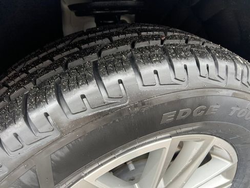 Used 2023 Chevrolet Traverse LT image 28