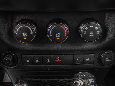 Used 2017 Jeep Wrangler Unlimited Sahara w/ Connectivity Group AWD/4WD image 19
