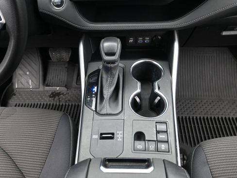 Used 2023 Toyota Highlander L FWD image 19