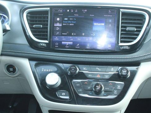 Used 2022 Chrysler Pacifica Touring-L image 15