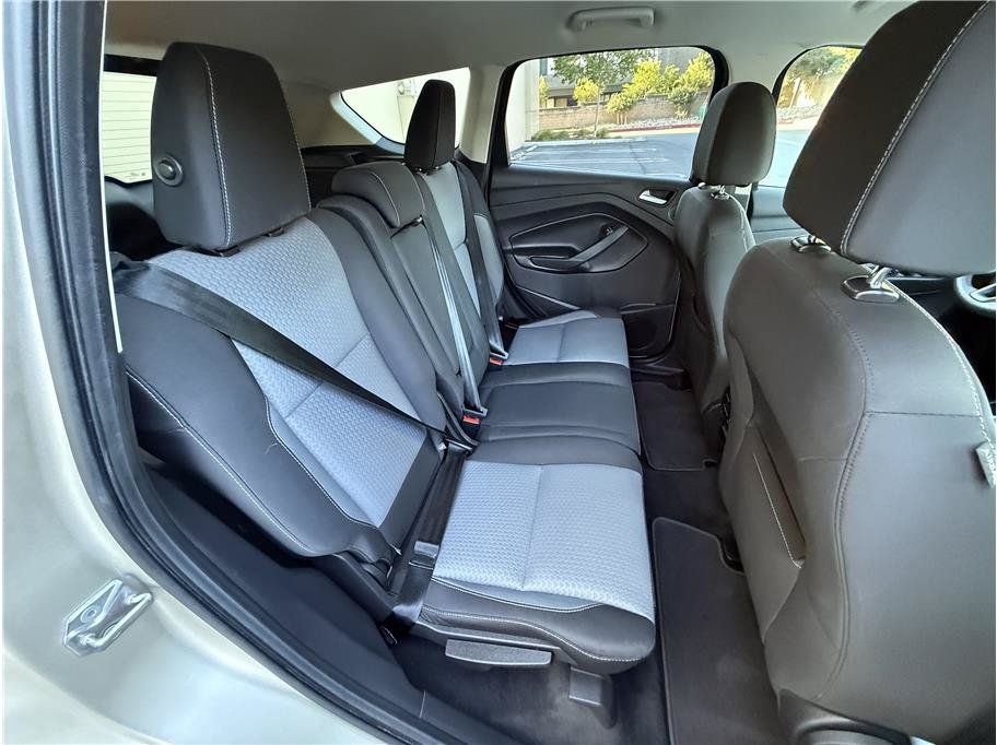 Used 2017 Ford Escape SE w/ Equipment Group 201A AWD/4WD image 16