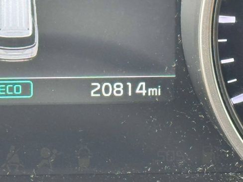 Used 2024 Kia Carnival EX FWD image 25