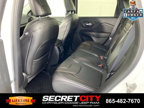 Used 2019 Jeep Cherokee Trailhawk AWD/4WD image 29