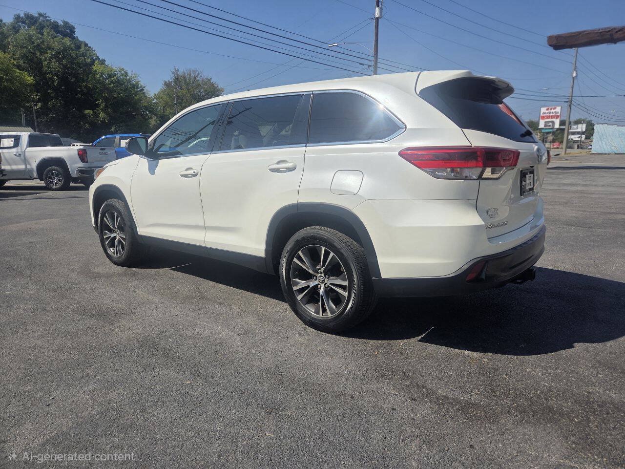 Used 2019 Toyota Highlander LE FWD image 3