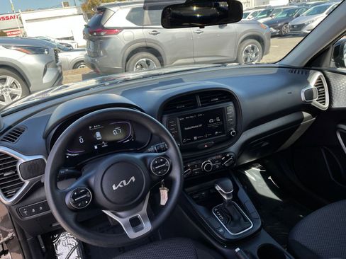 Used 2025 Kia Soul LX w/ LX Technology Package FWD image 33