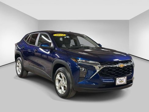 Used 2024 Chevrolet Trax LS w/ LS Convenience Package FWD image 2