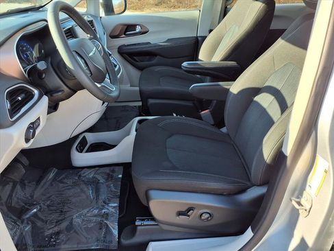Used 2024 Chrysler Voyager LX image 26