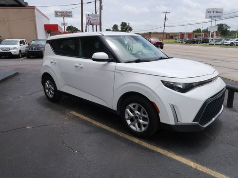 Used 2023 Kia Soul LX w/ Option Group 015 FWD image 2