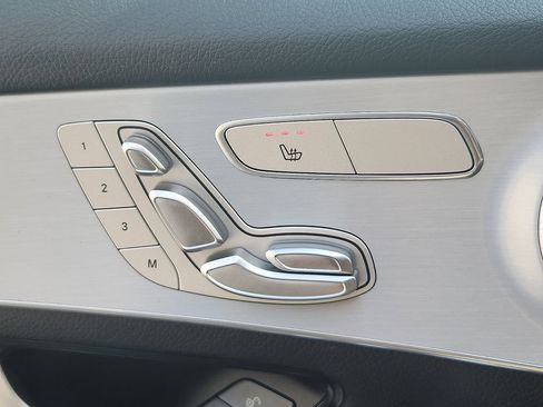 Used 2019 Mercedes-Benz GLC 300 4MATIC w/ Premium Package image 19