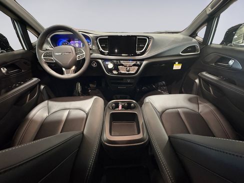 New 2026 Chrysler Pacifica Select image 10