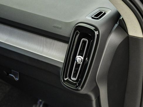 Certified 2025 Volvo XC40 B5 Ultra w/ Climate Package image 17