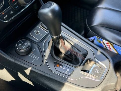 Used 2019 Jeep Cherokee Trailhawk w/ Cold Weather Group AWD/4WD image 17